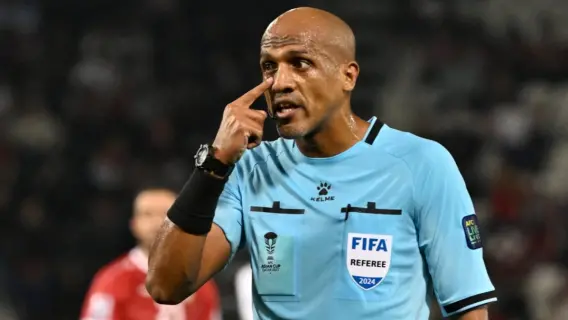 بعد الوعيد والتهديد بيان ناري من الاتحاد العماني يتضامن مع أحمد الكاف