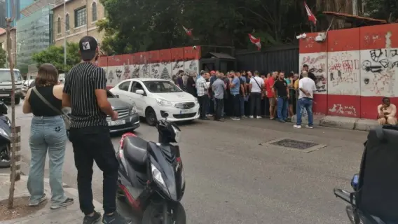 النازحون اللبنانيون يتسابقون للحصول على جوازات السفر