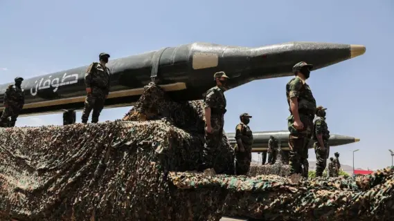 تصاعد التوترات في البحر الأحمر ناقلة نفط تنجو من هجمات حوثية وسط تدخل أمريكي حاسم