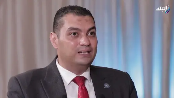 مفاجأة أذهلت المشاهدين... خبير أمني أخترق هاتف إعلامي مصري على الهواء مباشرة