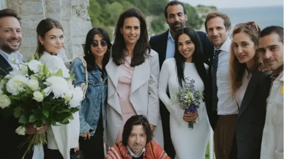 سلمى أبو ضيف تحتفل بحملها بفستان أبيض رائع وجلسة تصوير مميزة