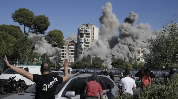 إنهيار مبنى في ضاحية بيروت بعد استهدافه بصاروخ إسرائيلي