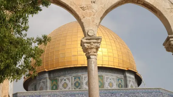 مئات المستعمرين يقتحمون مسجد الأقصي بالتزامن مع عيد فرحة التوراة