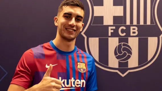 فيران توريس لاعب برشلونة يقدم مساعدات لمتضرري إعصار دانا