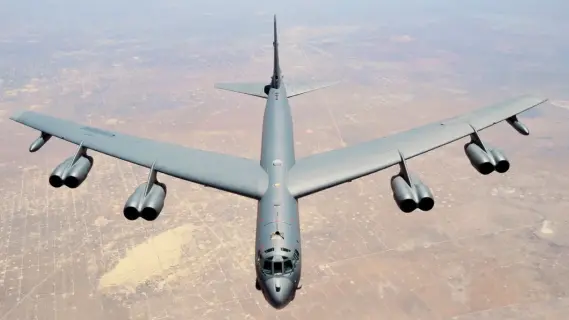 مع وصولها إلى منطقة الشرق الأوسط... ماذا نعرف عن قاذفة "بي-52" ؟