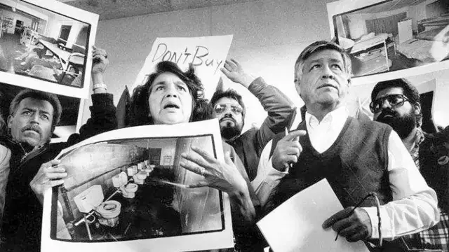 دولوريس هويرتا وسيزار تشافيز خلال مؤتمر صحفي في كاليفورنيا عام 1989.