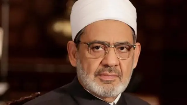 شيخ الأزهر يقدم دعماً مالياً لأسرة الطالب الإندونيسي شهيد العلم