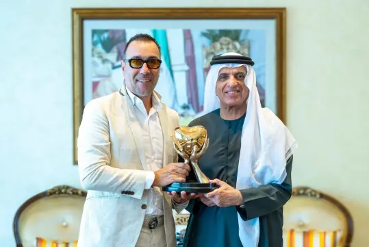 الشيخ سعود بن صقر القاسمي يستقبل الفنان التشكيلي الإيطالي لورينزو كوين