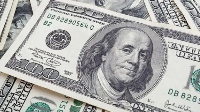 تراجع الدولار عالمياً وسط توتر الأسواق وتقلص التوقعات برفع الفائدة الأمريكية