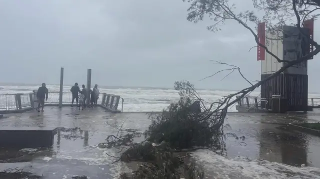 إعصار "ناريل" يضرب شريان الطاقة في أستراليا ويقطع إمدادات المياه والكهرباء