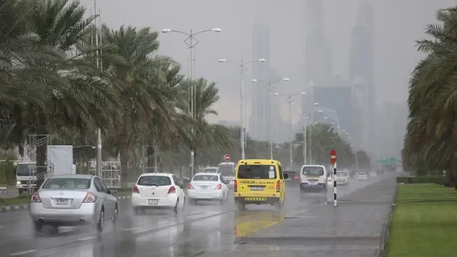 طقس الإمارات: تواصل هطول الأمطار الغزيرة ورياح نشطة
