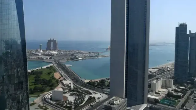 الإمارات: إصابة مقيم في أبوظبي إثر سقوط شظايا واستهداف مبنى اتصالات في الفجيرة