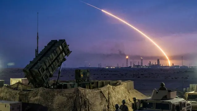 رغم سريان الهدنة ... الإمارات تعترض 17 صاروخاً باليستياً و35 مسيرة إيرانية اليوم