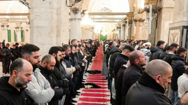الفلسطينيون يؤدون صلاة الجمعة داخل المسجد الأقصى بعد إغلاق 40 يوماً