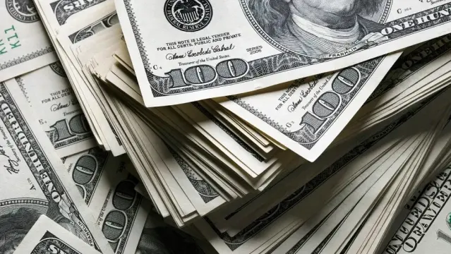 الدولار يتراجع عن مكاسبه في ظل التوترات بين إيران وأميركا