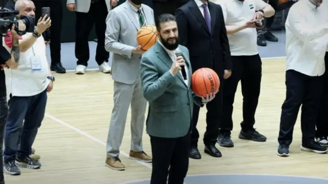 أحمد الشرع يشارك في افتتاح صالة رياضية بدمشق ويستعرض مهاراته في كرة السلة