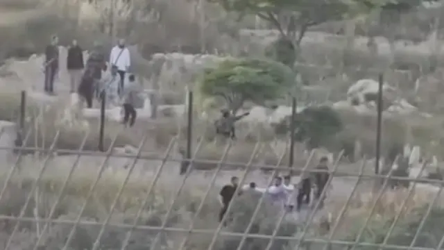 مستوطنون إسرائيليون يجبرون فلسطينيين على نقل جثمان من قبره قرب جنين