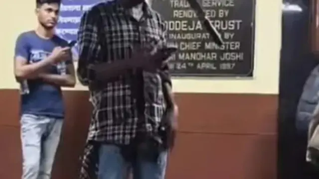 شاب ينجو من اعتداء عنيف في مومباي رغم ساطور مغروس في رأسه