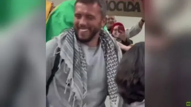 عودة الناشط ثياغو أفيلا إلى البرازيل بعد الإفراج عنه من قبل السلطات الإسرائيلية