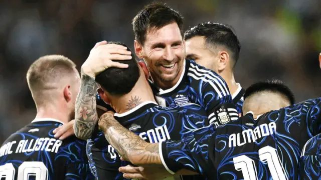 ميسي يقود منتخب الأرجنتين في حملة دفاعه عن لقب كأس العالم