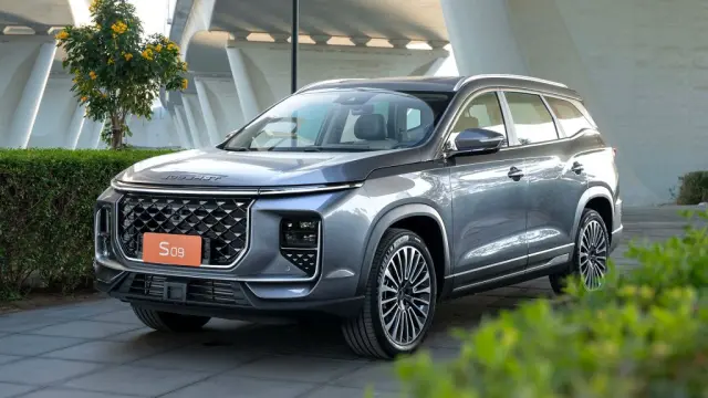 بولندا تحظر السيارات الصينية في المواقع العسكرية