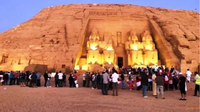 تعامد الشمس يضيء معبد أبو سمبل وسط احتفالات بالسياحة الفلكية