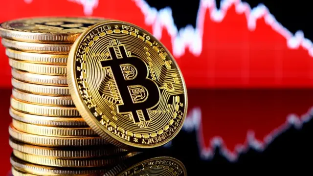 بيتكوين تمحو تقريباً مكاسب 2025 بعد تراجع حاد من قمة تاريخية