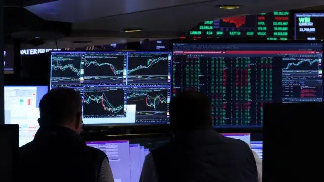 تراجع في مؤشرات وول ستريت وسط صعود العوائد وضعف أسهم العملات الرقمية