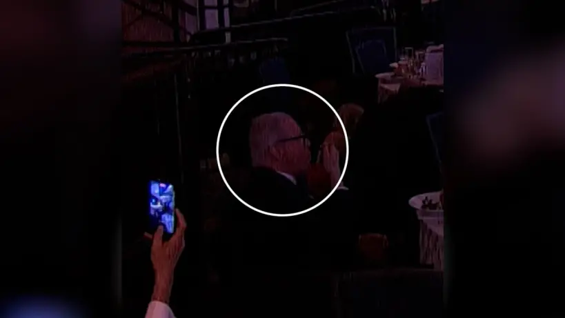 مايكل غلانتس يتناول الطعام أثناء حدث رسمي