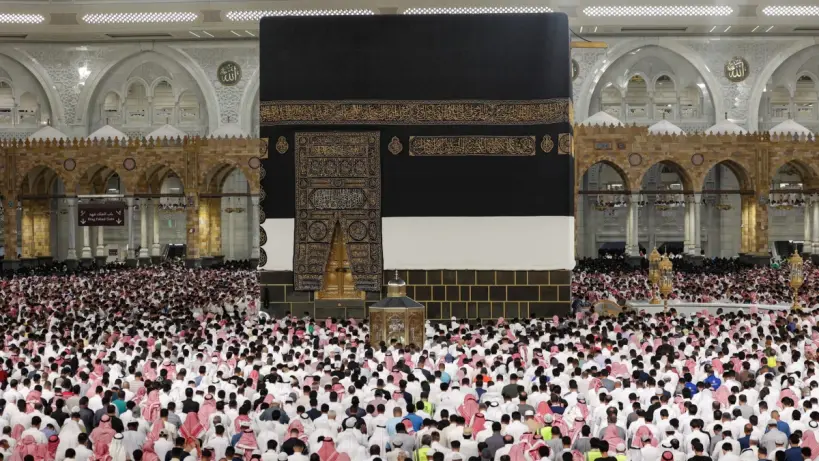 استقبال الحجاج الإيرانيين بالورود والهدايا في السعودية