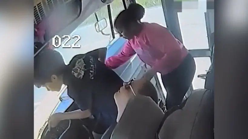 طلاب يقودون حافلة مدرسية بأمان