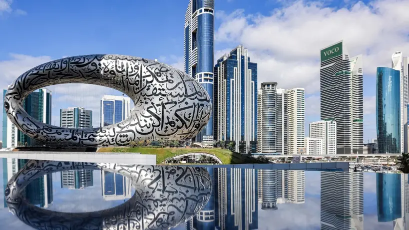 سماء زرقاء صافية فوق مدينة إماراتية