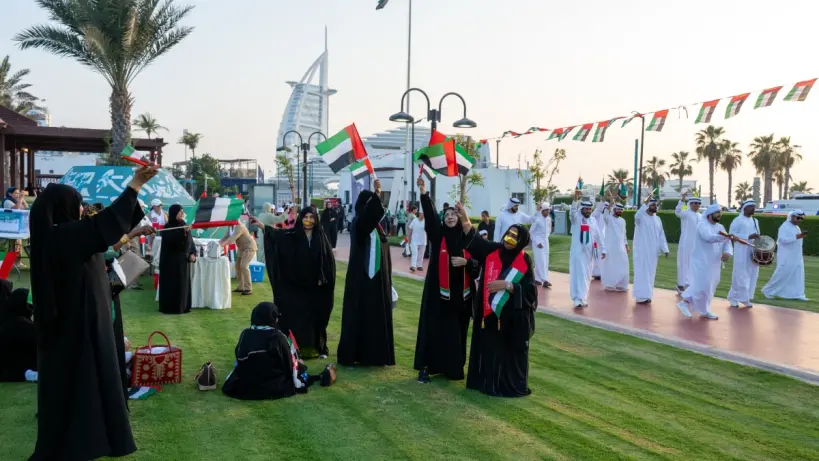 نساء مشاركات في مسيرة احتفالية بدبي تكريماً للمرأة الإماراتية