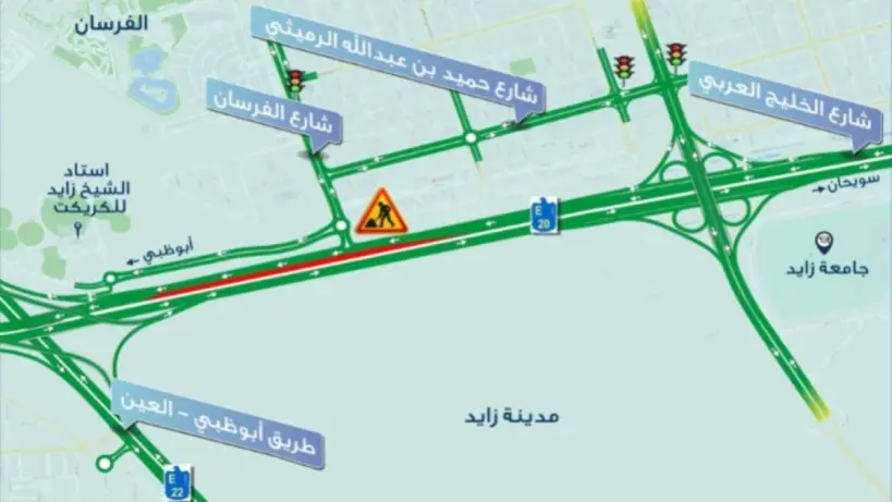 إشارة مرور على شارع رئيسي في أبوظبي