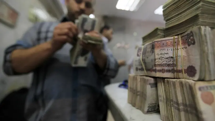 شعار بنك مصري وتحذير من الاحتيال الإلكتروني