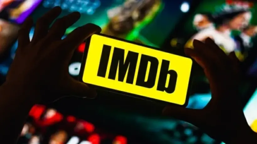 لوحة مفاتيح مع شاشة تعرض موقع IMDb