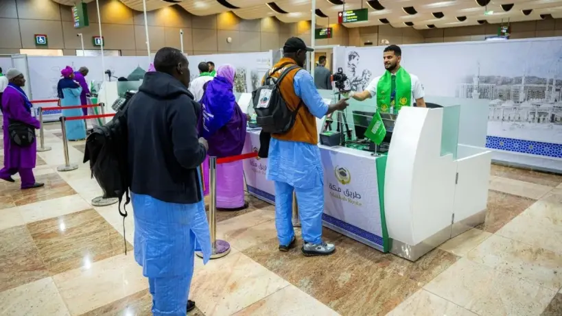 مجموعة من الحجاج يستعدون للسفر ضمن مبادرة طريق مكة