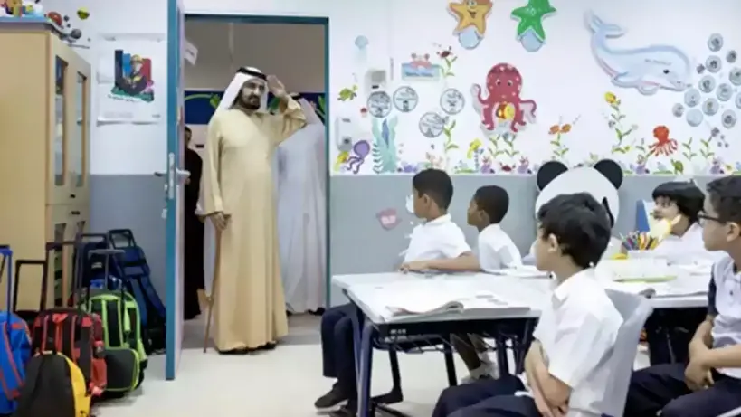 محمد بن راشد في أحد المدارس الإماراتية