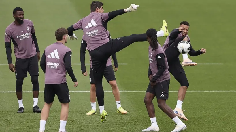 حارس مرمى ريال مدريد تيبو كورتوا أثناء التدريب