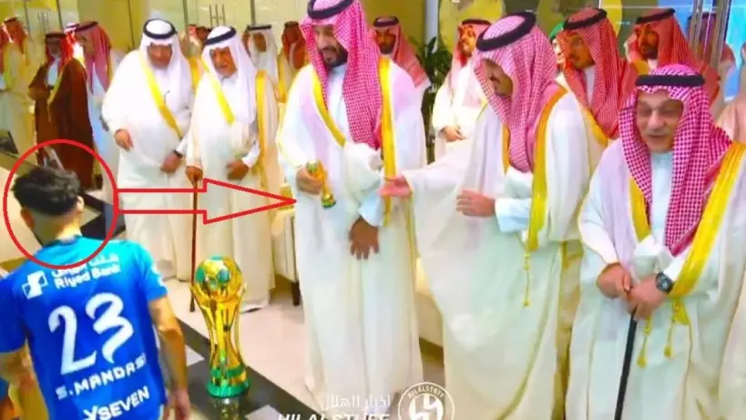 سلطان مندش يصافح ولي العهد السعودي أثناء حفل التتويج