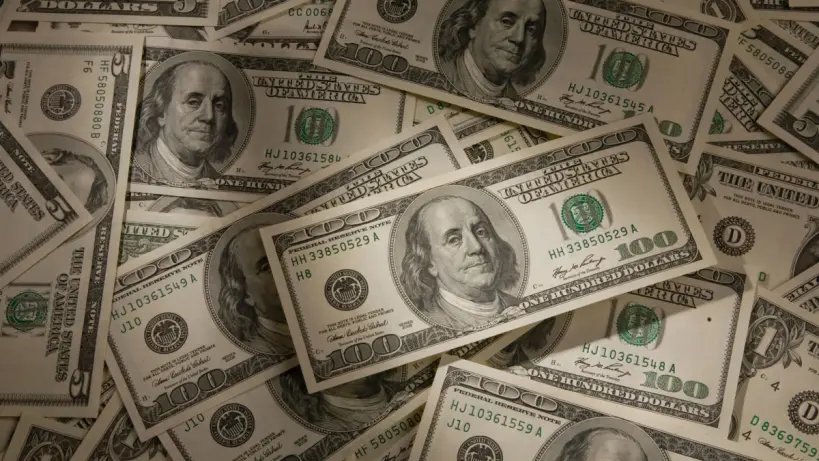 أوراق نقدية أمريكية ومؤشر سوق الأسهم.