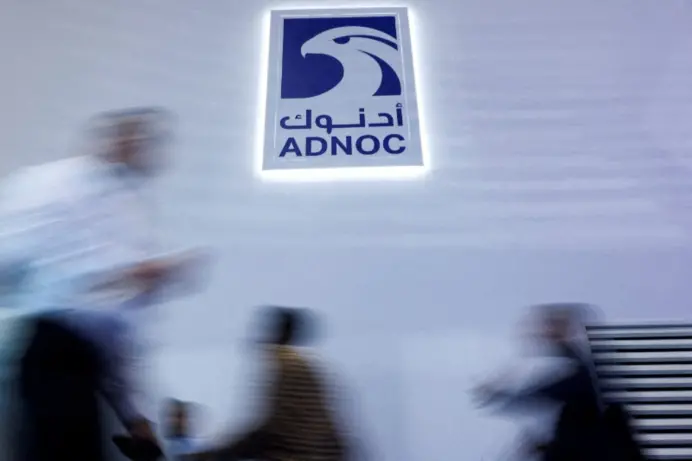 شعار شركة أدنوك للتوزيع أمام محطة وقود