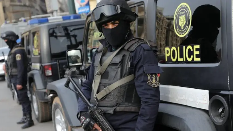 سيارات الإسعاف تنقل ضحايا حادث إطلاق النار في أسيوط