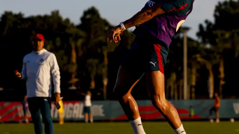 كريستيانو رونالدو يرتدي زي منتخب البرتغال ويحتفل مع زملائه