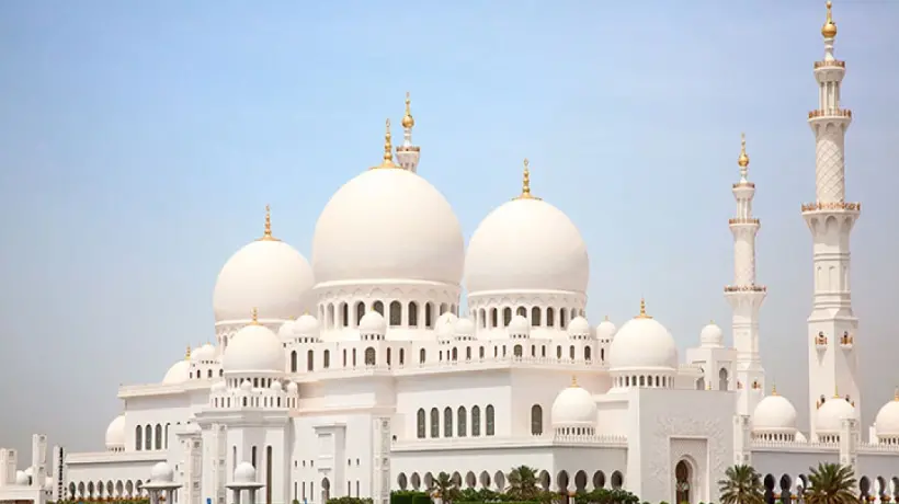 105 آلاف مصلٍ يحيون ليلة 27 رمضان في جامع الشيخ زايد الكبير بأبوظبي