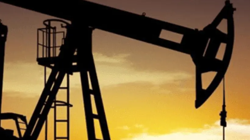 صعود أسعار النفط مع تراجع الدولار الأمريكي يجذب المشترين