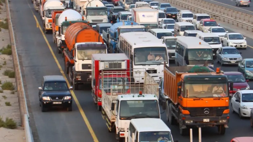 شرطة أبوظبي تحذر السائقين من إرباك المركبات المتقدمة على "مسار التجاوز"