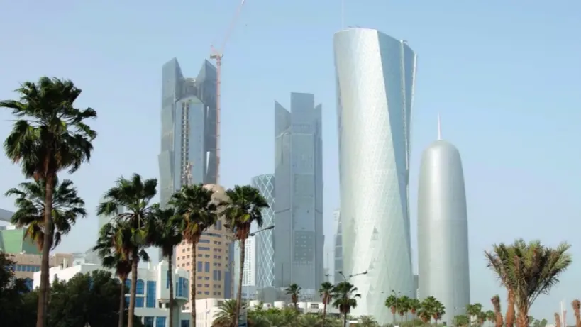 طقس حار مع سماء غائمة جزئياً في قطر اليوم