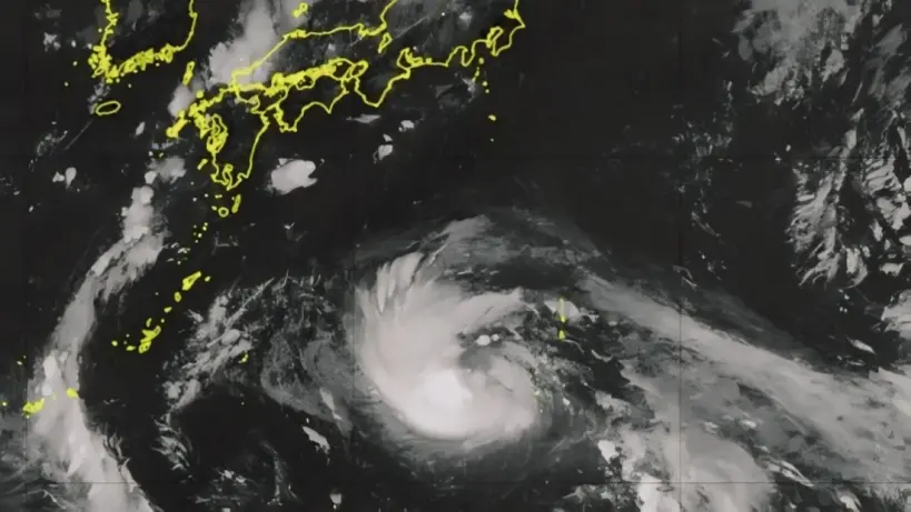 إعصار شانشان يتسبب في إلغاء مئات الرحلات الجوية وتعطل حركة القطارات في اليابان