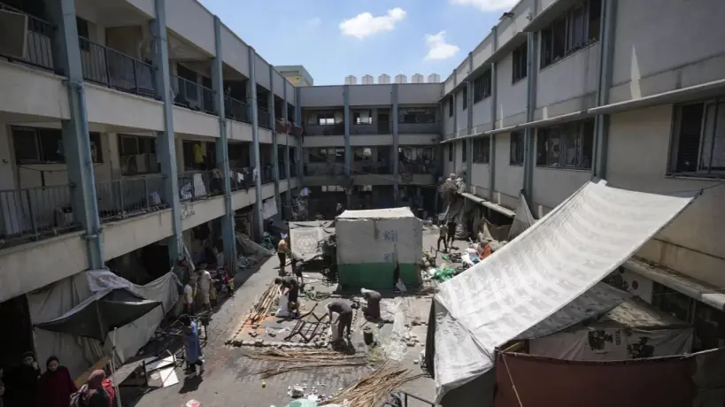 مقتل 6 من موظفي الأونروا في غارات إسرائيلية وسط قطاع غزة